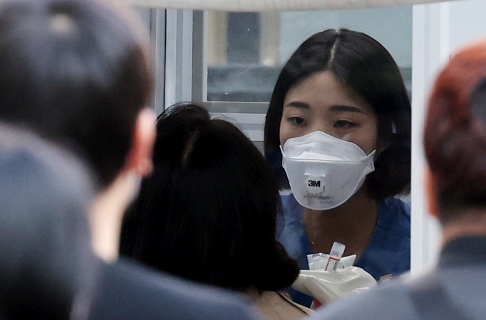 A medical worker carries out new coronavirus tests at a makeshift clinic in central Seoul on Oct. 6, 2020. (Yonhap)