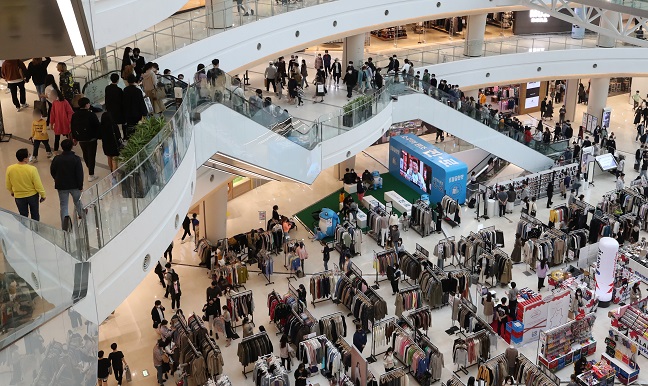 A mall in the western Seoul ward of Yeongdeungpo is busy with weekend shoppers on Oct. 11, 2020. (Yonhap)