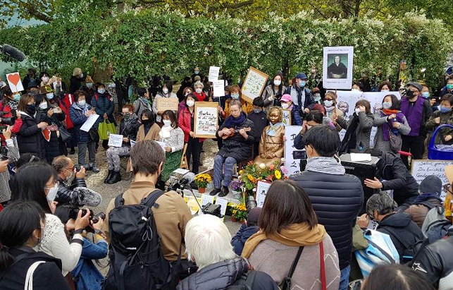 Activists and citizens hold a rally in front of the Statue of Peace near Mitte district office in Berlin on Oct. 13, 2020, calling for the withdrawal of the district office's order to remove the Statue of Peace, which symbolizes Korean victims of Japan's wartime sexual slavery. (Yonhap)