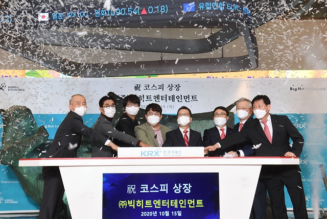 Bang Si-hyuk (4th from L), the creator of BTS and CEO of Big Hit Entertainment, attends a ceremony to mark his agency's floating on the Korea Exchange in Seoul on Oct. 15, 2020. (Yonhap)