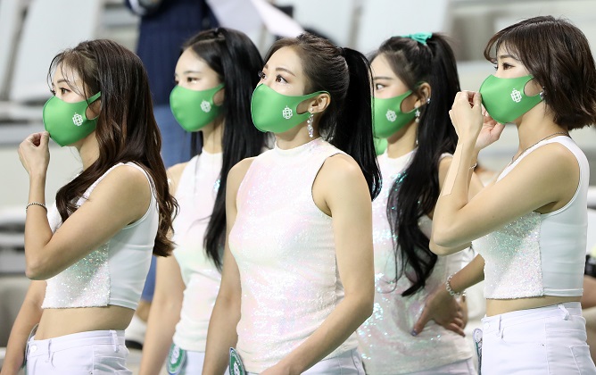 Cheerleaders wearing protective masks wait for the start of a basketball game in Wonju, 132 kilometers east of Seoul, on Oct. 23, 2020. (Yonhap)