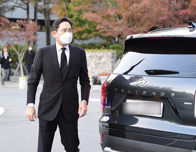 Samsung Electronics Vice Chairman Lee Jae-yong arrives at Samsung Medical Center in southern Seoul on Oct. 25, 2020, where the memorial altar for his late father Lee Kun-hee was set up. (Yonhap)