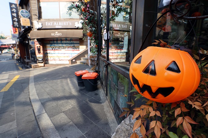 A street in Seoul's nightlife district of Itaewon is quiet on Oct. 26, 2020, five days ahead of Halloween, when COVID-19 is feared to spread. (Yonhap)