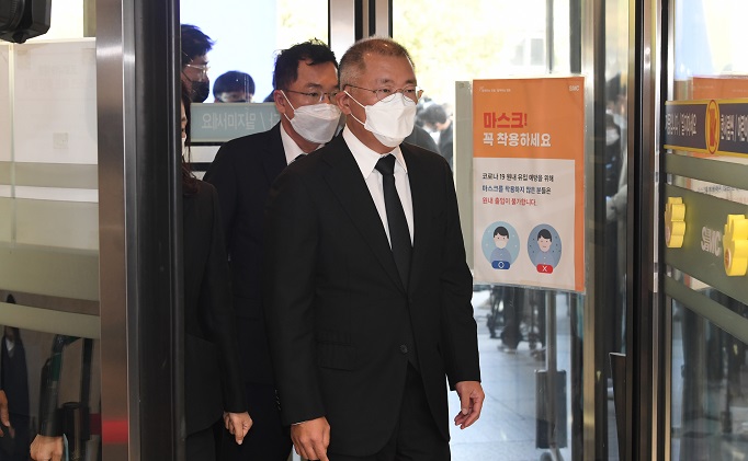 Biz, Political Leaders Visit Funeral Parlor of Late Samsung Chief