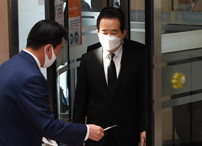 28th Oct, 2020. Funeral for late Samsung leader The bereaved family members  of the late Samsung Group Chairman Lee Kun-hee arrive at Samsung Medical  Center in Seoul on Oct. 28, 2020, to