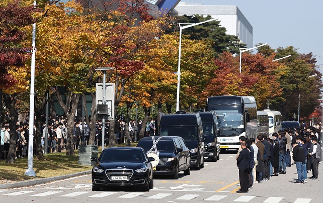 Remembered as Superb Biz Mogul, Samsung Chief Lee Kun-hee Laid to Rest