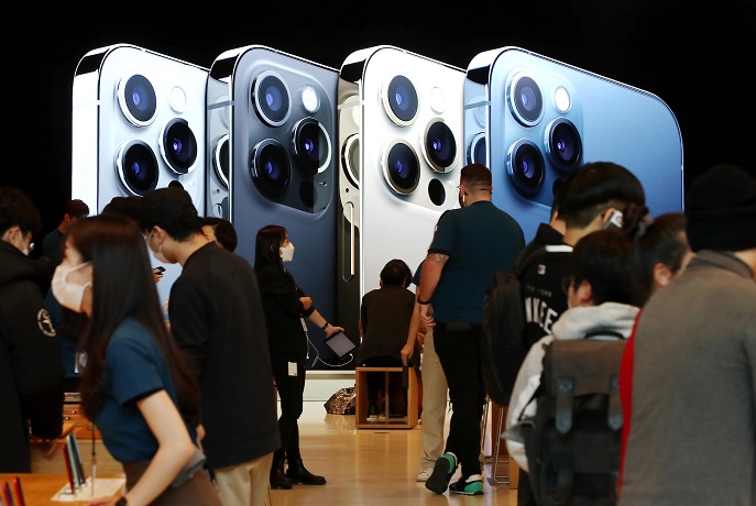 Apple Inc.'s store in southern Seoul is crowded with visitors on Oct. 30, 2020. The company released its new iPhone 12 and its higher-end Pro model for sale in the local market the same day. (Yonhap)