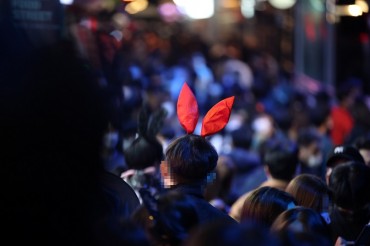 Popular Seoul Areas Crowded on Halloween Night Despite COVID-19 Woes