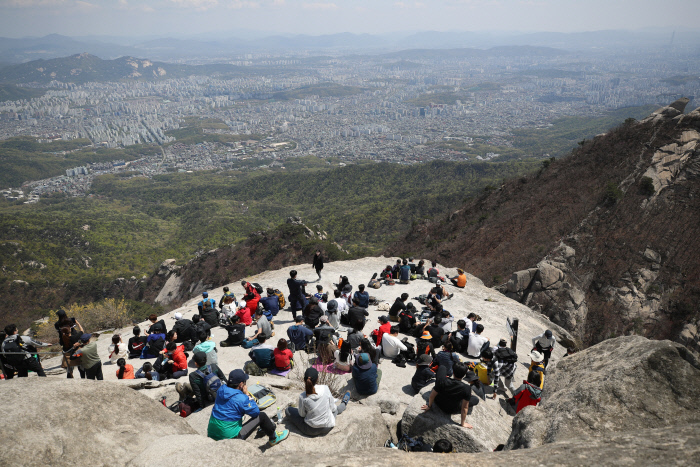 Young Koreans Take More Interest in Golf and Hiking