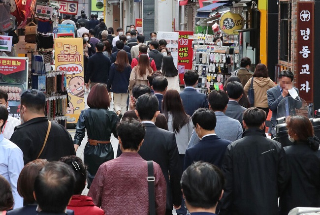This file photo taken on Oct. 14, 2020, shows pedestrians in downtown Seoul. (Yonhap)