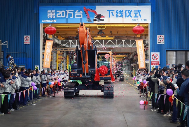 A ceremony is held to mark the production of the 200,000th excavator on Oct. 30, 2020, at Doosan Infracore China Co. (DICC), Doosan Infracore Co.'s Chinese unit, located in Yantai, Shandong Province, in this photo provided by Doosan Infracore on Nov. 3.