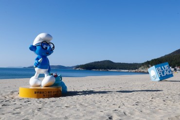 Smurfs Appear at the Beach for Environmental Protection