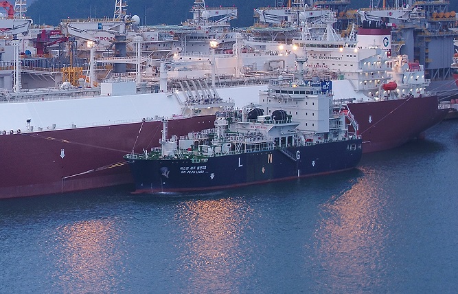 Daewoo Shipbuilding Succeeds in Ship-to-ship LNG Loading Test