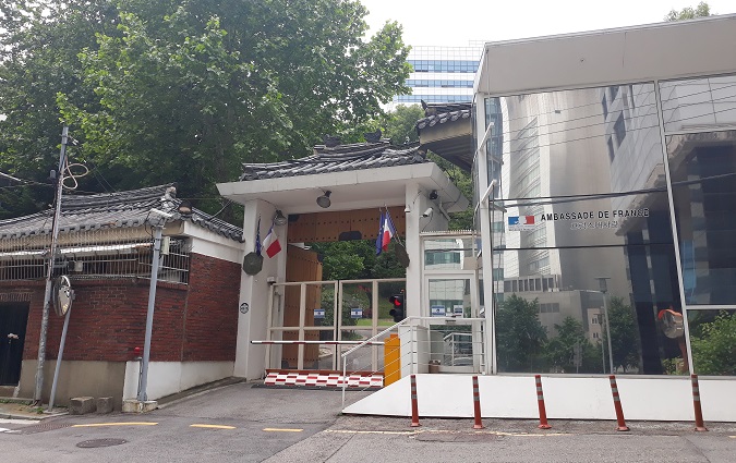 Man Who Posted Threatening Flyers at French Embassy in Seoul Caught