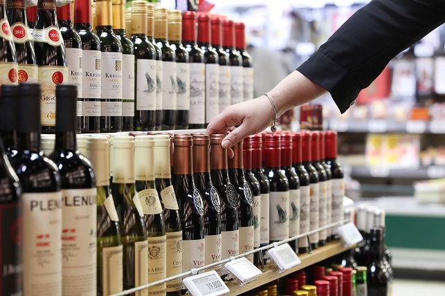 This file photo shows a customer picking a wine. (Yonhap)