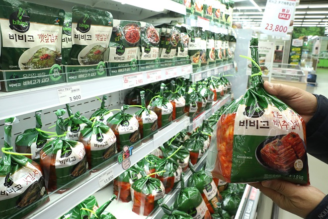 Packages of kimchi are displayed at a supermarket in southern Seoulm in this file photo taken on April 6, 2020. (Yonhap)