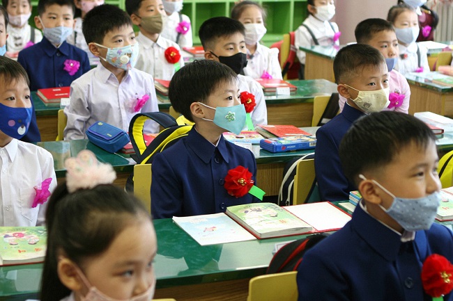 Students take a class while wearing masks at Okryu Elementary School in Pyongyang on June 3, 2020, the first day of belated school reopening due to COVID-19, in this photo captured from the homepage of Echo of Unification, a North Korean propaganda radio station.