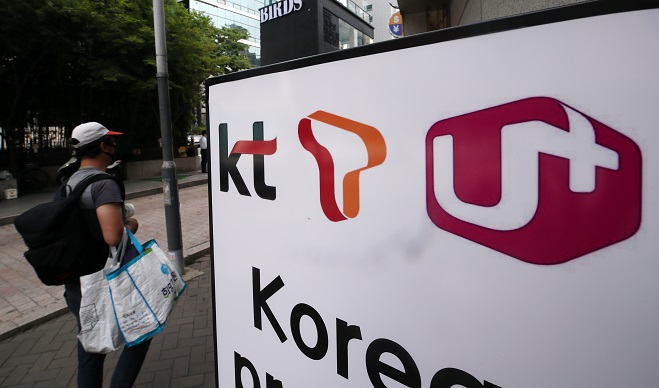 This file photo, taken July 8, 2020, shows the logos of the country's three major mobile carriers -- KT Corp. (L), SK Telecom Co. (C) and LG Uplus Corp. (R). (Yonhap)