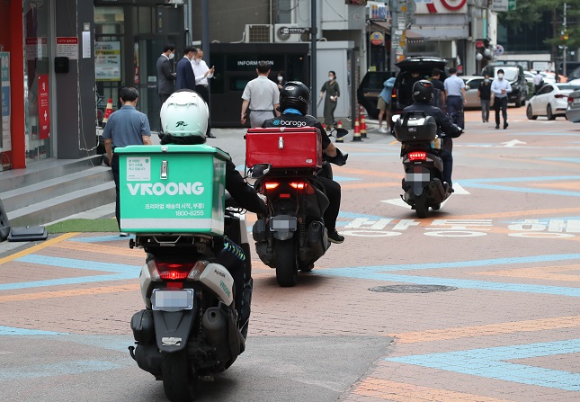 This photo, taken on Sept. 16, 2020, shows deliverymen of South Korea's food delivery application operators. (Yonhap)