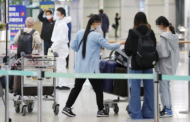 This file photo shows passengers at Incheon International Airport. (Yonhap)