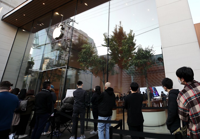 This file photo, taken Oct. 30, 2020, shows visitors waiting in line outside Apple Inc.'s store in southern Seoul on the day of the iPhone 12's launch. (Yonhap)