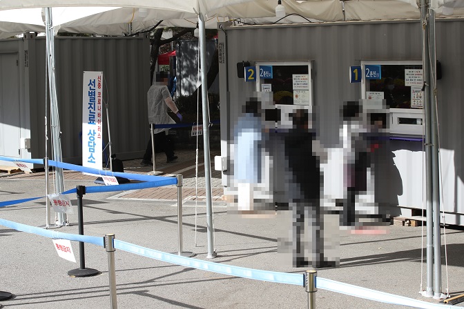 Citizens receive coronavirus tests at a screening station in western Seoul on Nov. 3, 2020, as the number of new infections remained in double digits for the second consecutive day. (Yonhap)