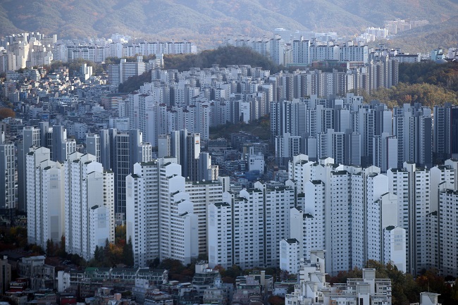 This file photo shows apartment complexes in central Seoul. (Yonhap)