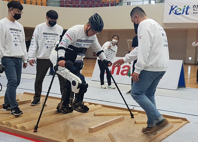 Players completed the six tasks such as standing up after sitting, avoiding obstacles during walking, and walking up and down stairs. (image: KAIST)