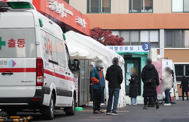 South Koreans wait to receive COVID-19 tests at a clinic in central Seoul on Nov. 14, 2020, as new coronavirus cases in the country exceeded 200 for the first time in 73 days. (Yonhap)