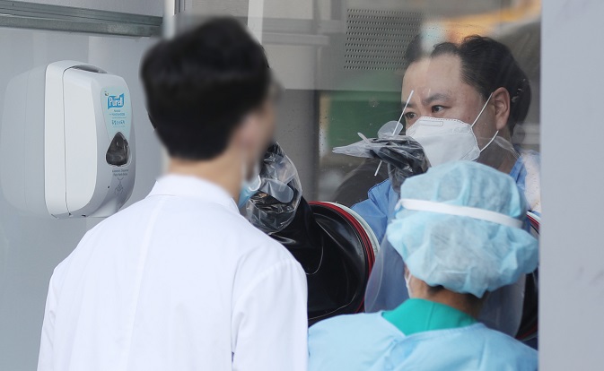 A doctor receives a new coronavirus test at a makeshift clinic in Gwangju, 330 kilometers south of Seoul, on Nov. 14, 2020. Chonnam National University Hospital in the city reported a COVID-19 case from one of its doctors on the previous day. (Yonhap)