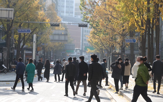 Pedestrians are seen walking in downtown Seoul on Nov. 16, 2020. (Yonhap)