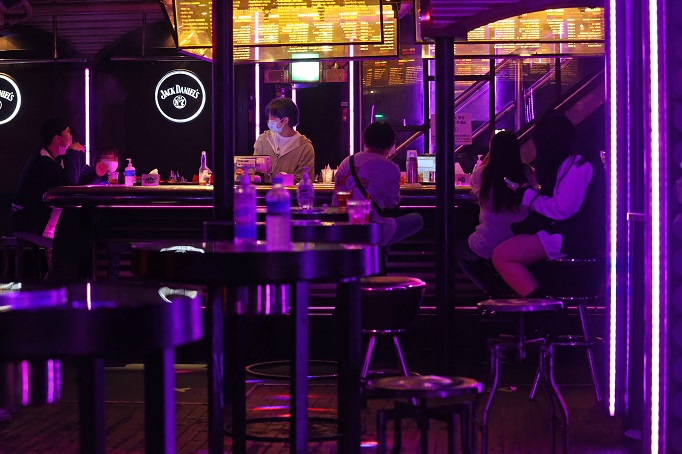 A nightclub in Seoul is relatively empty on Nov. 19, 2020, when Level 1.5 social distancing takes effect. (Yonhap) 