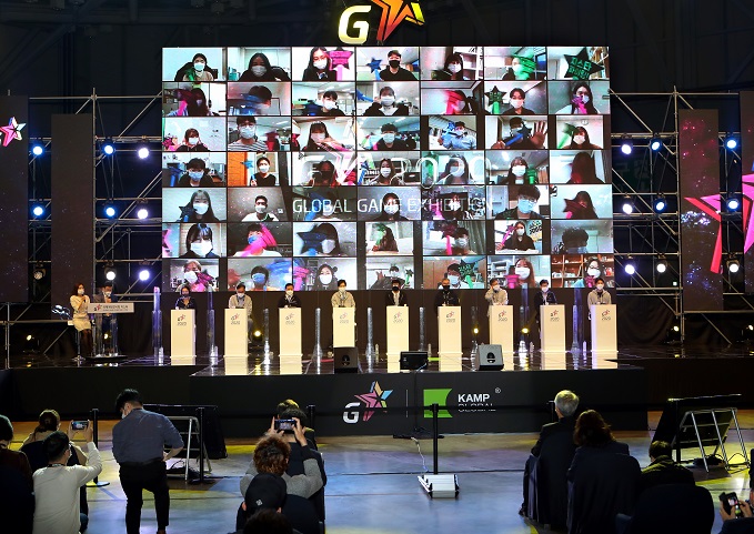 Gamers congratulate the opening of G-Star 2020 during a ceremony at a convention center in Busan on Nov. 19, 2020. The four-day global games expo went online this year due to the COVID-19 pandemic. (Yonhap)