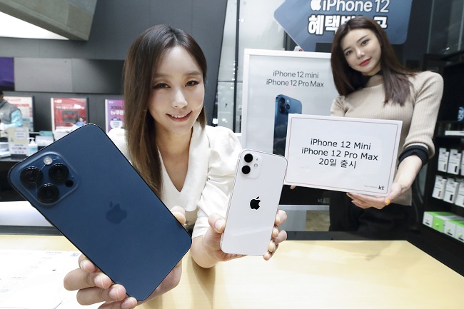 Apple, Mobile Carriers Release New iPhone 12s in S. Korea