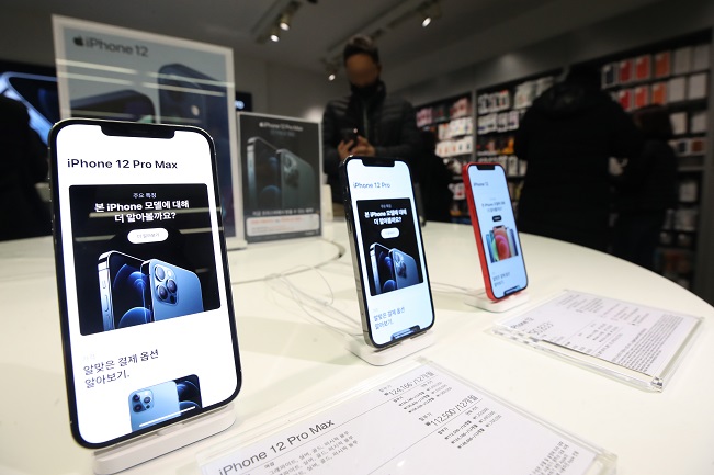 This file photo, taken Nov. 20, 2020, shows Apple Inc.'s iPhone 12 smartphones on display at a store in Myeongdong, central Seoul. (Yonhap)