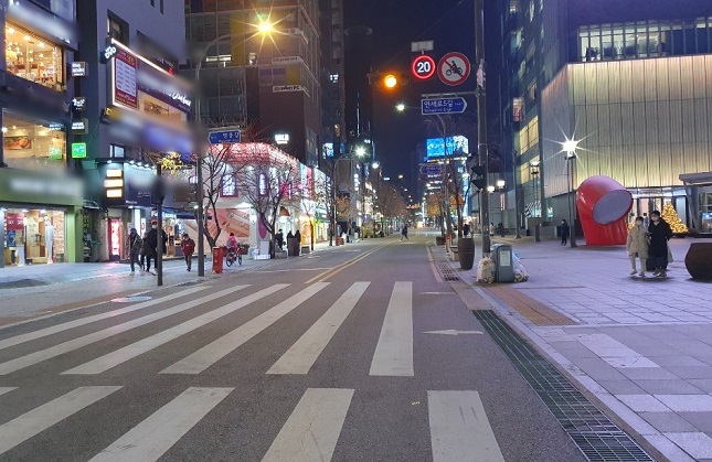 A street in Shinchon, western Seoul, is relatively empty on Nov. 20, 2020. (Yonhap)