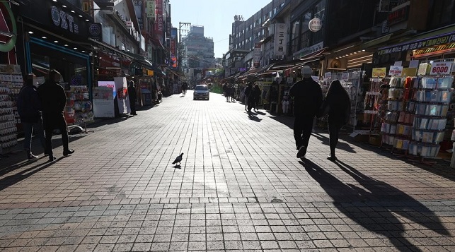 The Hongdae business district, one of Seoul's most popular shopping and entertainment areas, appears deserted on Nov. 23, 2020, amid toughened social distancing rules. (Yonhap) 