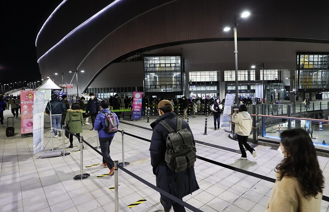 Baseball fans enter Gocheok Sky Dome in Seoul for Game 5 of the Korean Series between the Doosan Bears and the NC Dinos while maintaining safe distances outside the gate on Nov. 23, 2020. (Yonhap)