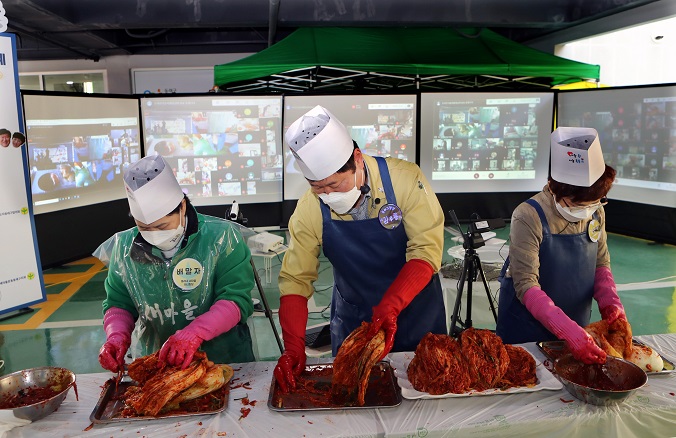 A contactless kimchi-making event is held in the southeastern city of Busan on Nov. 24, 2020. (Yonhap)