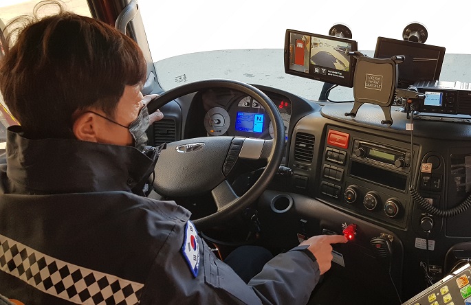 The signal system terminal set to be mounted on the city’s 61 fire trucks and emergency vehicles. (Yonhap)
