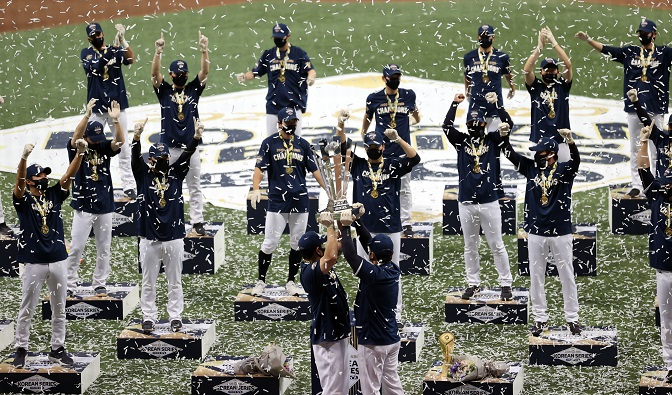 Members of the NC Dinos celebrate their Korean Series championship following a 4-2 victory over the Doosan Bears in Game 6 at Gocheok Sky Dome in Seoul on Nov. 24, 2020. (Yonhap)