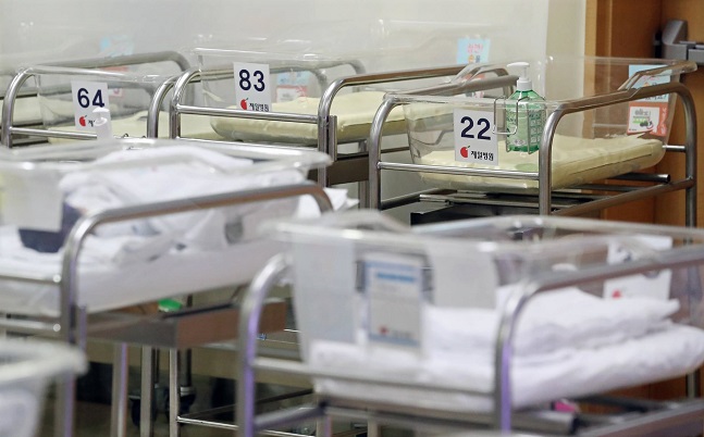 This file photo shows a relatively empty infant unit at a Seoul hospital. (Yonhap)