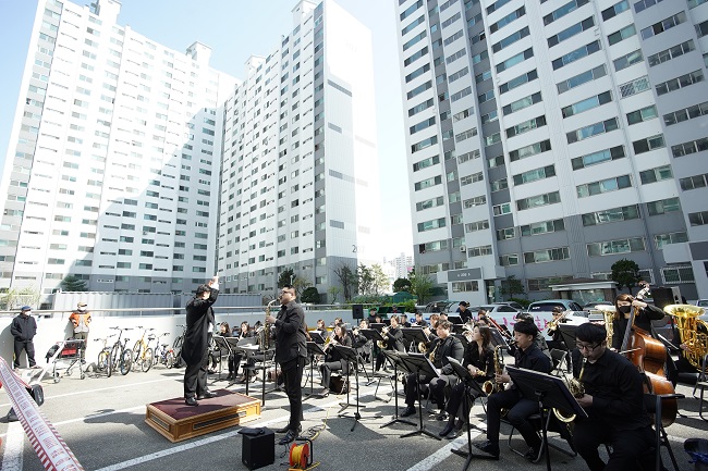 Incheon Holds Balcony Concerts for Residents