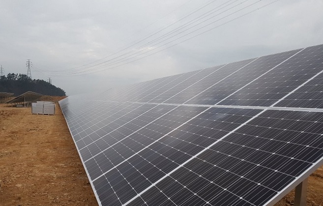 Solar panels at the Samcheonpo power plant in southeast South Korea. (image: Korea South-East Power Co.)