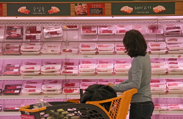 The May 4, 2020, file photo shows meat on display at a supermarket in Seoul. (Yonhap)