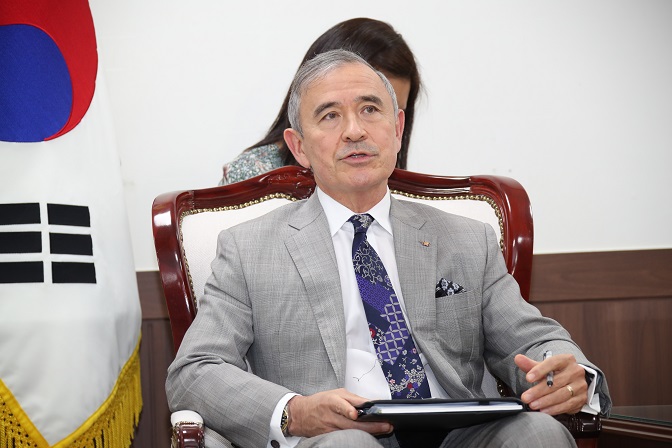 This photo, taken on Aug. 18, 2020, shows U.S. Ambassador to South Korea Harry Harris speaking during a meeting with Unification Minister Lee In-young at the unification ministry in Seoul. (Yonhap)