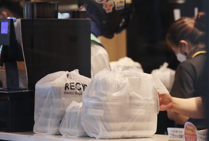 This Aug. 25, 2020, photo shows food wrapped in plastic containers and bags for delivery at a restaurant in Seoul. (Yonhap)