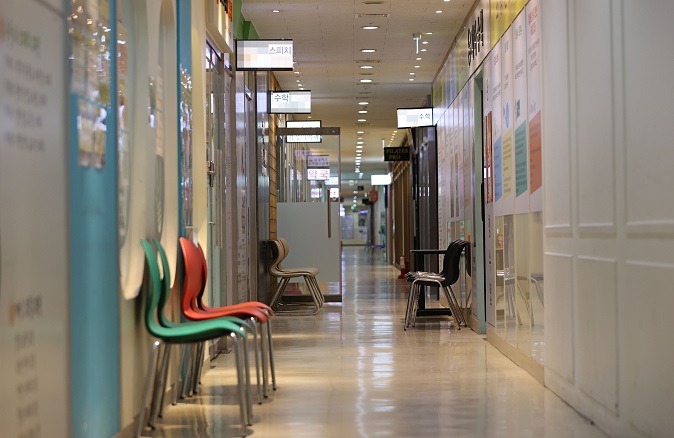 This file photo shows an empty corridor of a private institute in Seoul amid the new coronavirus pandemic on Oct. 31, 2020. (Yonhap)