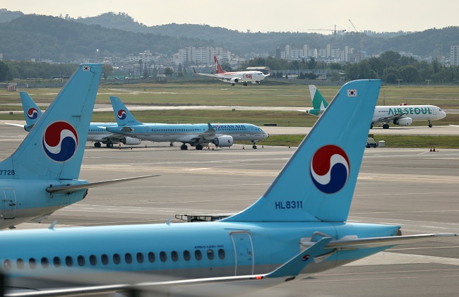 In the Oct. 4, 2020, file photo, airplanes of Korean Air Lines Co. arrive at Gimpo International Airport in western Seoul. (Yonhap)