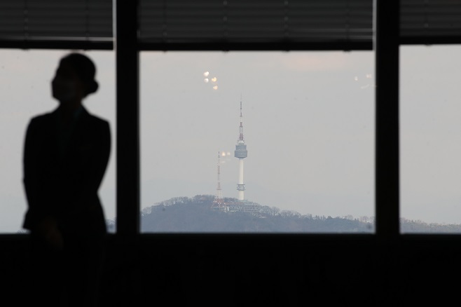 Namsan Seoul Tower is visible from a window of 63 Square building in western Seoul on Nov. 29, 2020. (Yonhap)